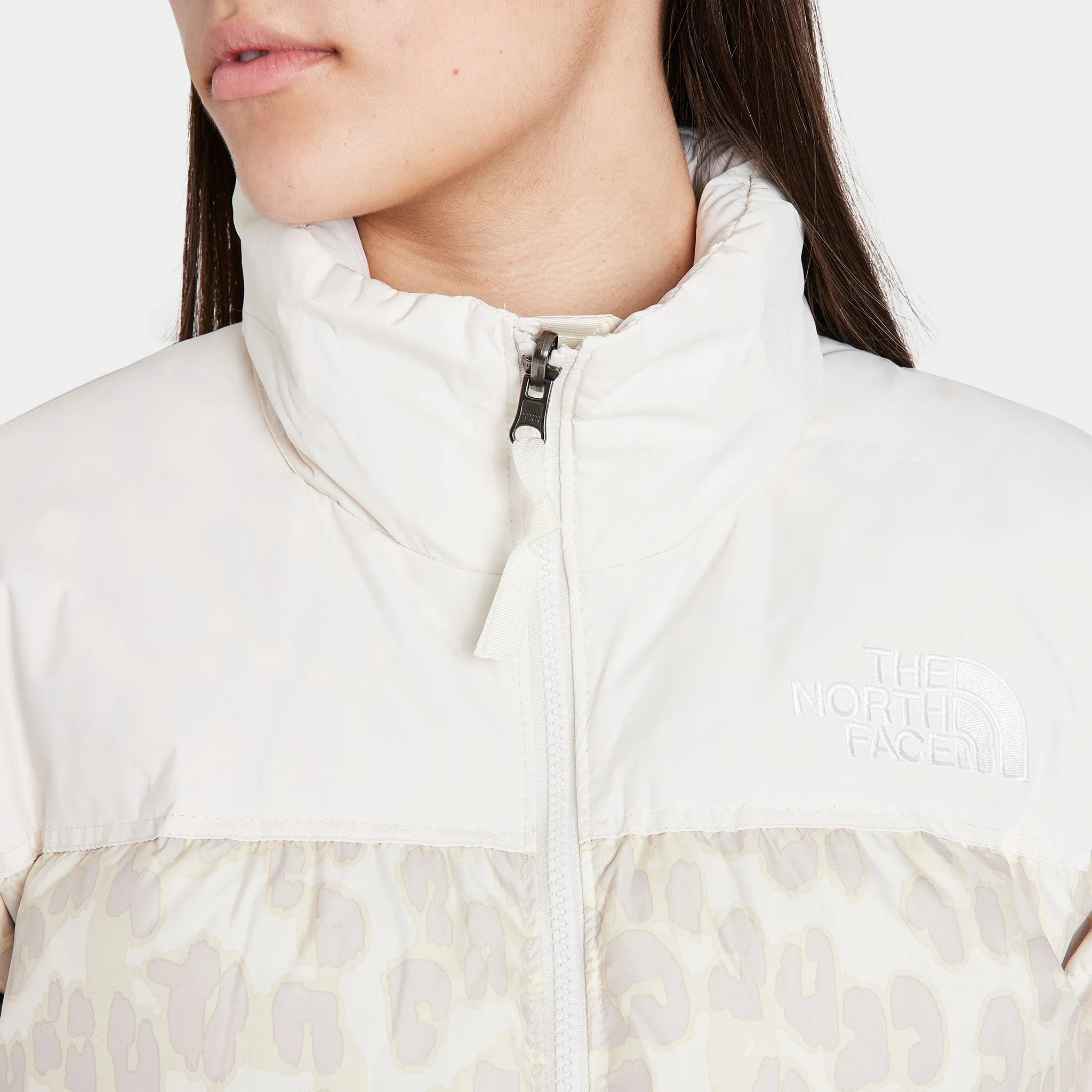 The North Face Women's Printed 1996 Retro Nuptse Jacket Silver Grey Leopard Print / Gardenia White